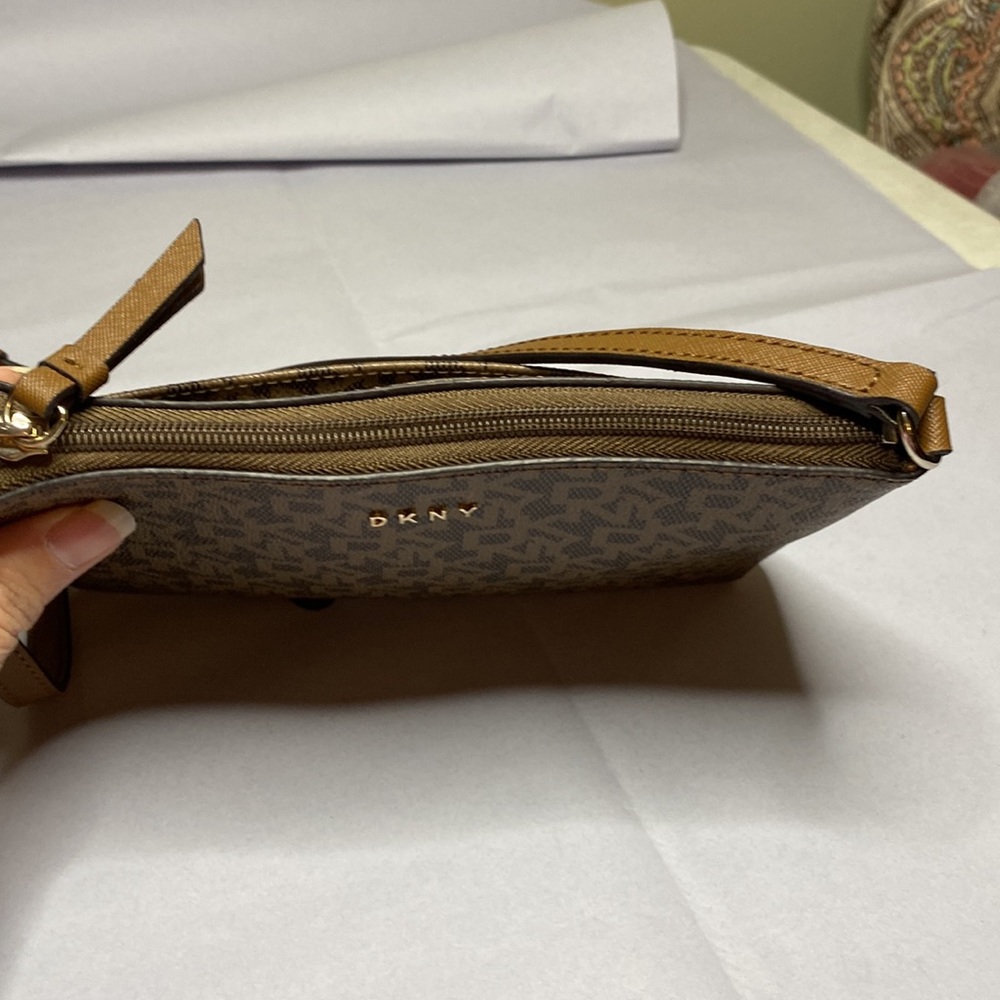 DKNY crossbody - Picture 6 of 8